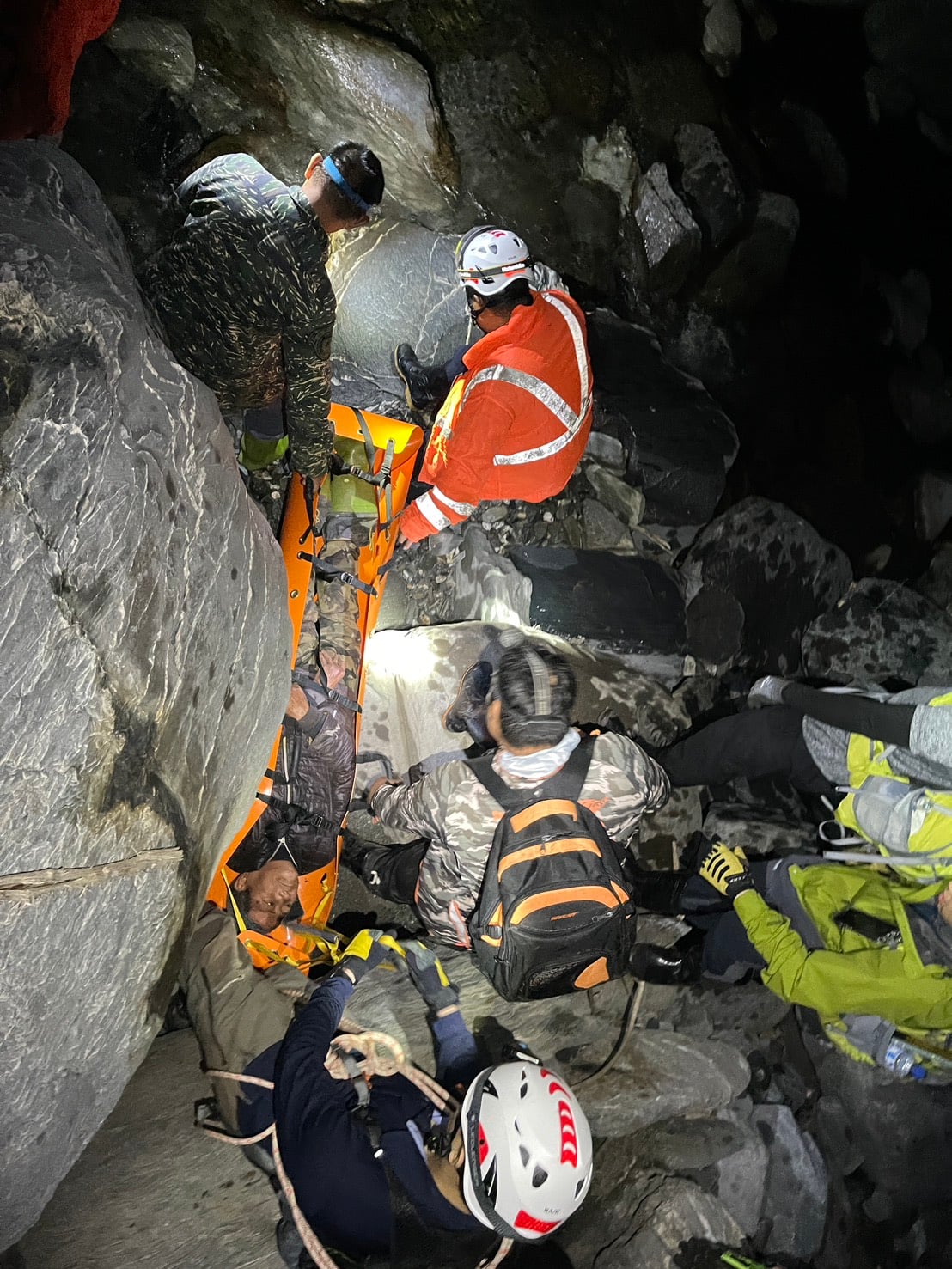 迷失深山！300公尺陡坡生死一線