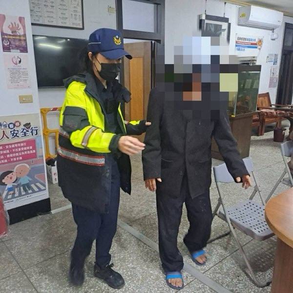 寒夜中的明燈！馬蘭警察凌晨巡邏協助迷途老翁 暖心護送返家傳溫情