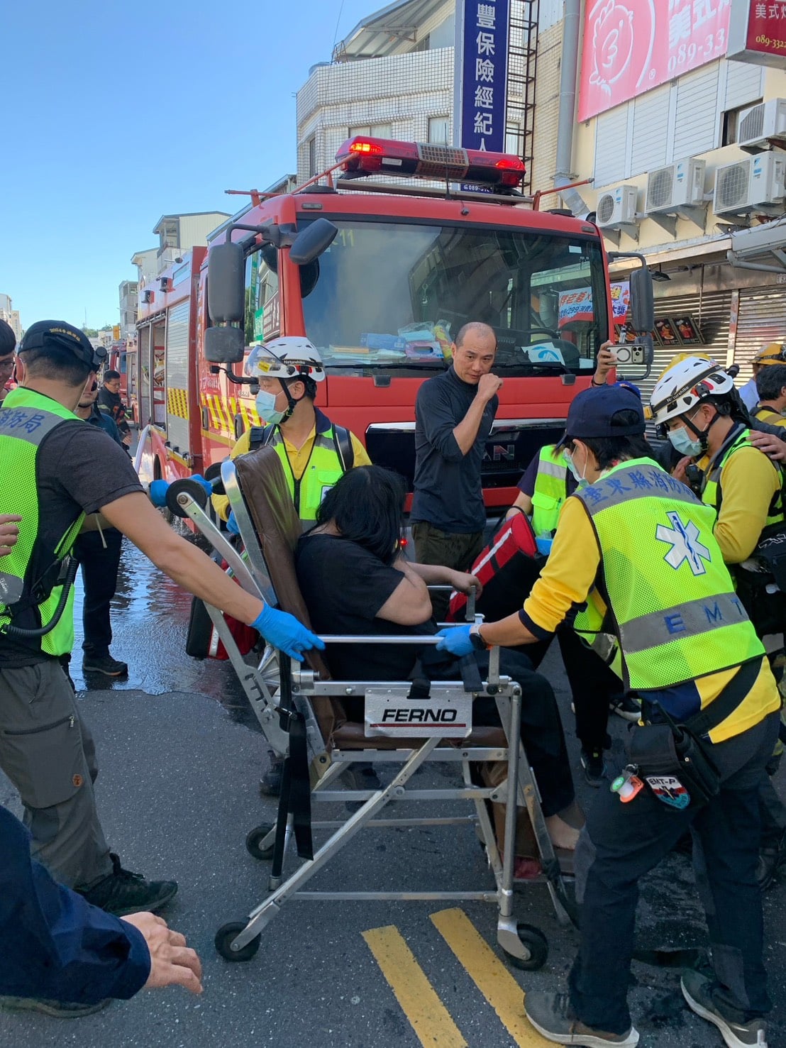 市區新生路住宅火災 ! 屋主困陽台獲救、女吸濃煙胸悶送醫