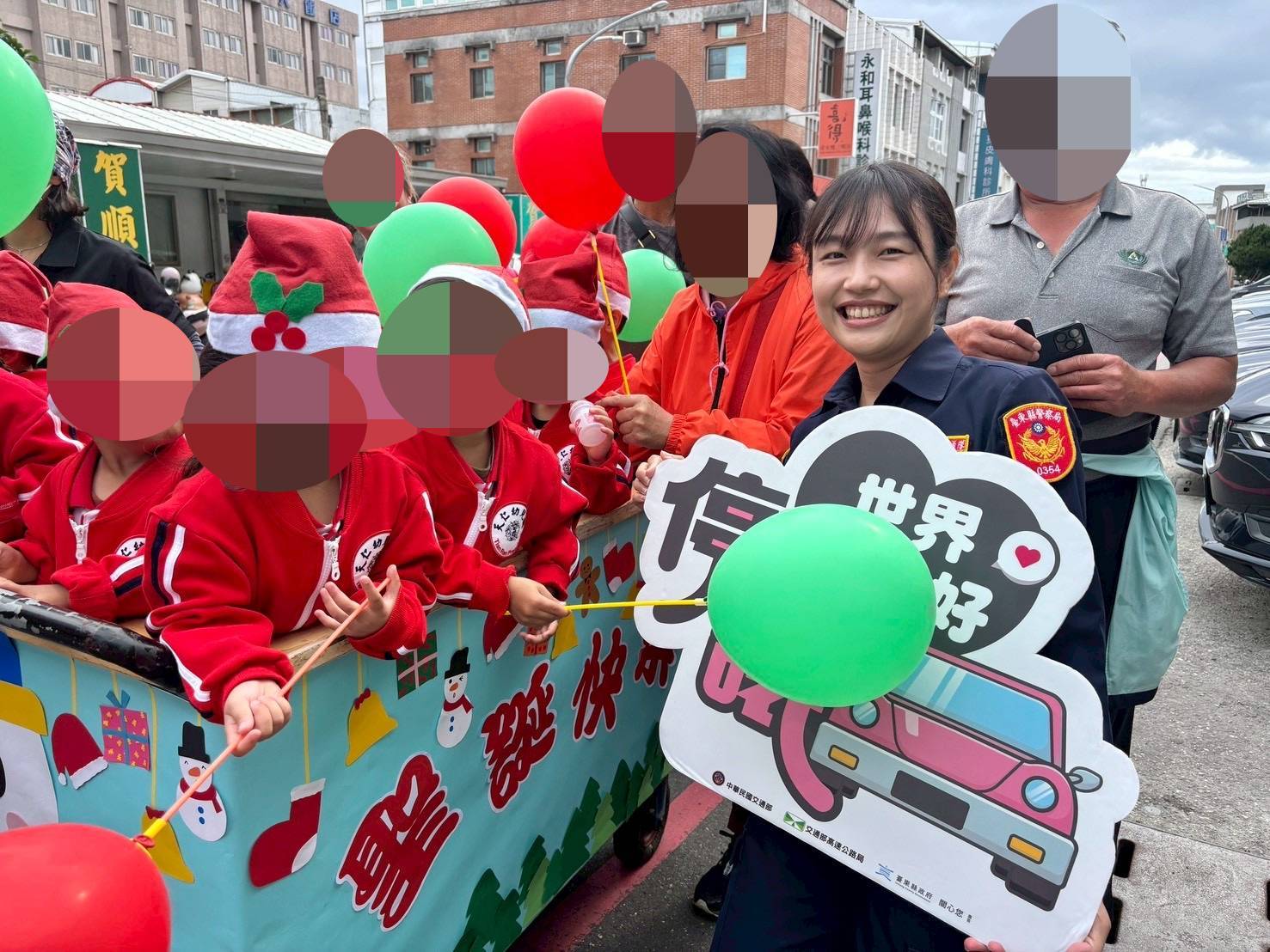 聖誕踩街報佳音　交通隊暖心宣導安全行