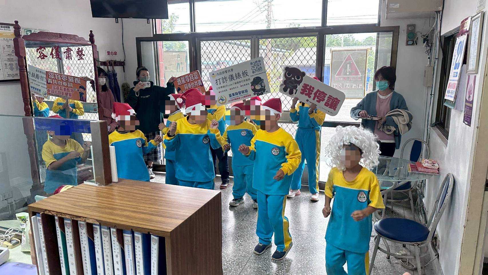 海端國小師生耶誕夜報佳音　溫馨歌聲傳遞警察平安祝福