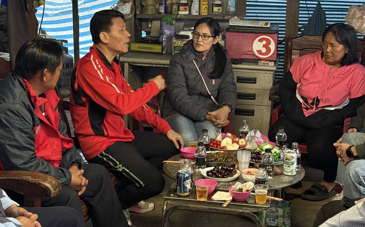 縣長贈紅榜、議員及警察局長親赴慰勉　肯定偵查佐守護婦幼安全卓越表現