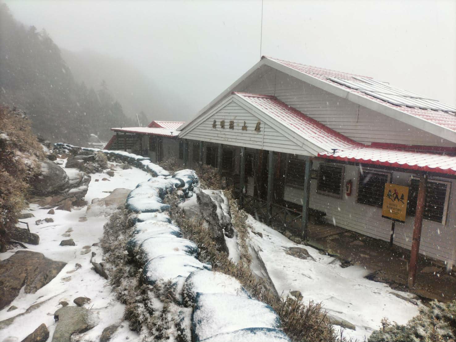 冷氣團發威　戒茂斯、嘉明湖山屋降雪　高山銀白美景吸引目光