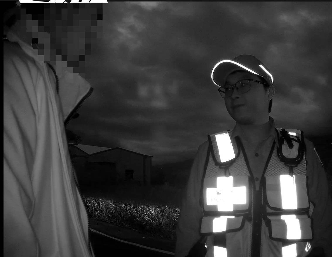 寒夜路旁見男子恍惚蹲坐，美和警察耐心關懷助失蹤男返家