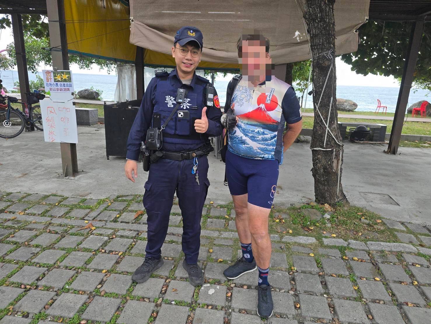 美和警察暖心助外籍單車客，順利尋回遺失後背包