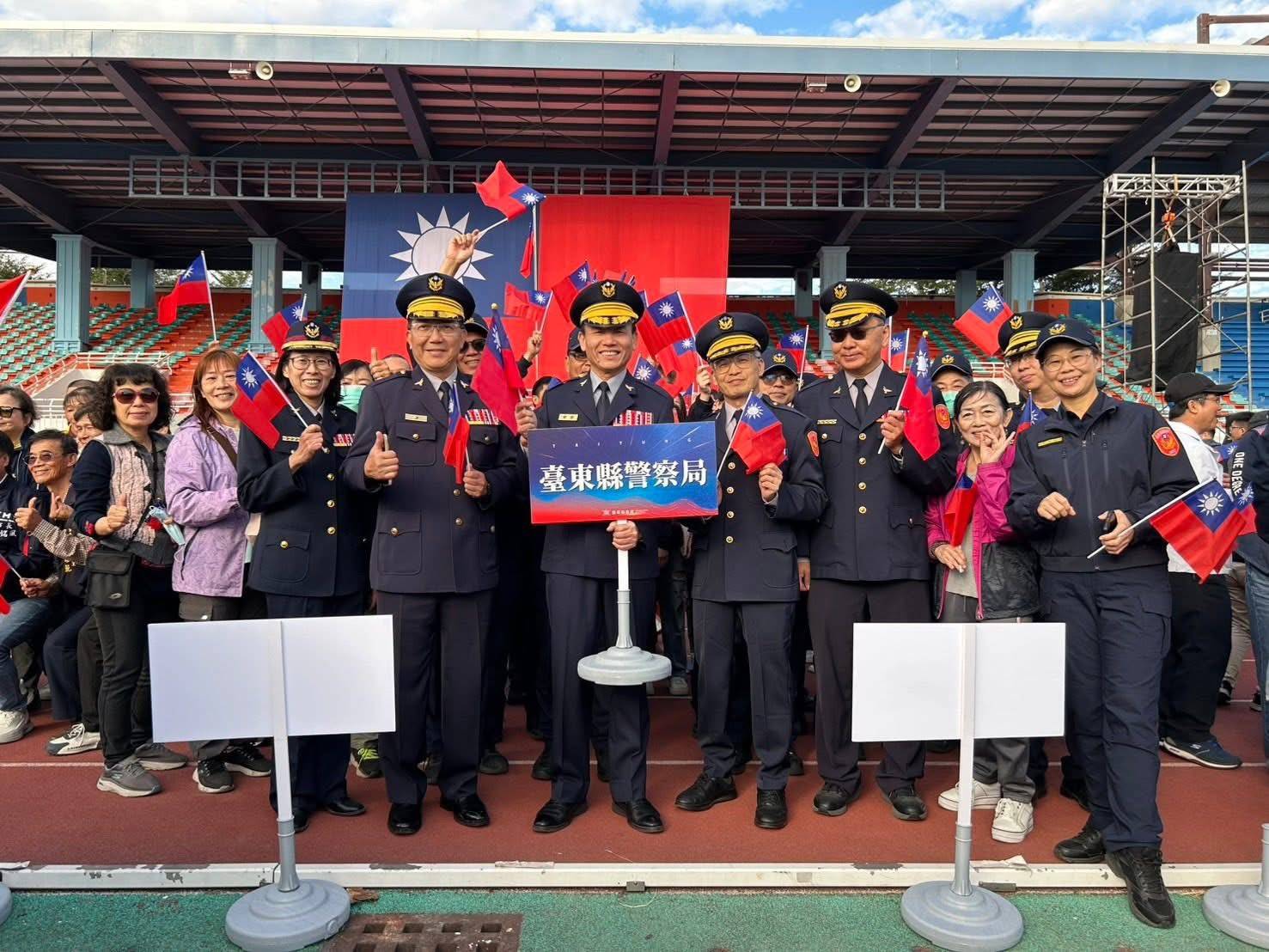 元旦升旗典禮登場　警察局局長蔡燕明率各分局長齊聚展現警政向心力