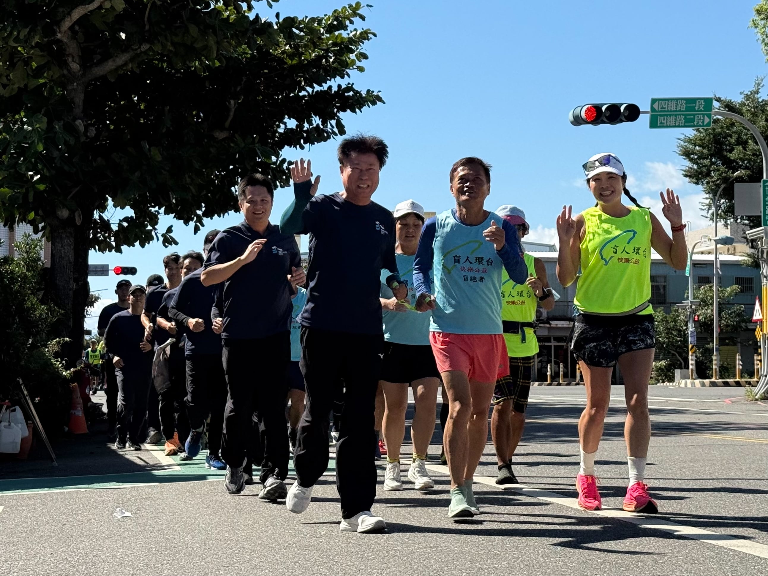 「盲人環台為公益而跑」抵臺東 ! 市長陳銘風伴跑 為跑者加油打氣