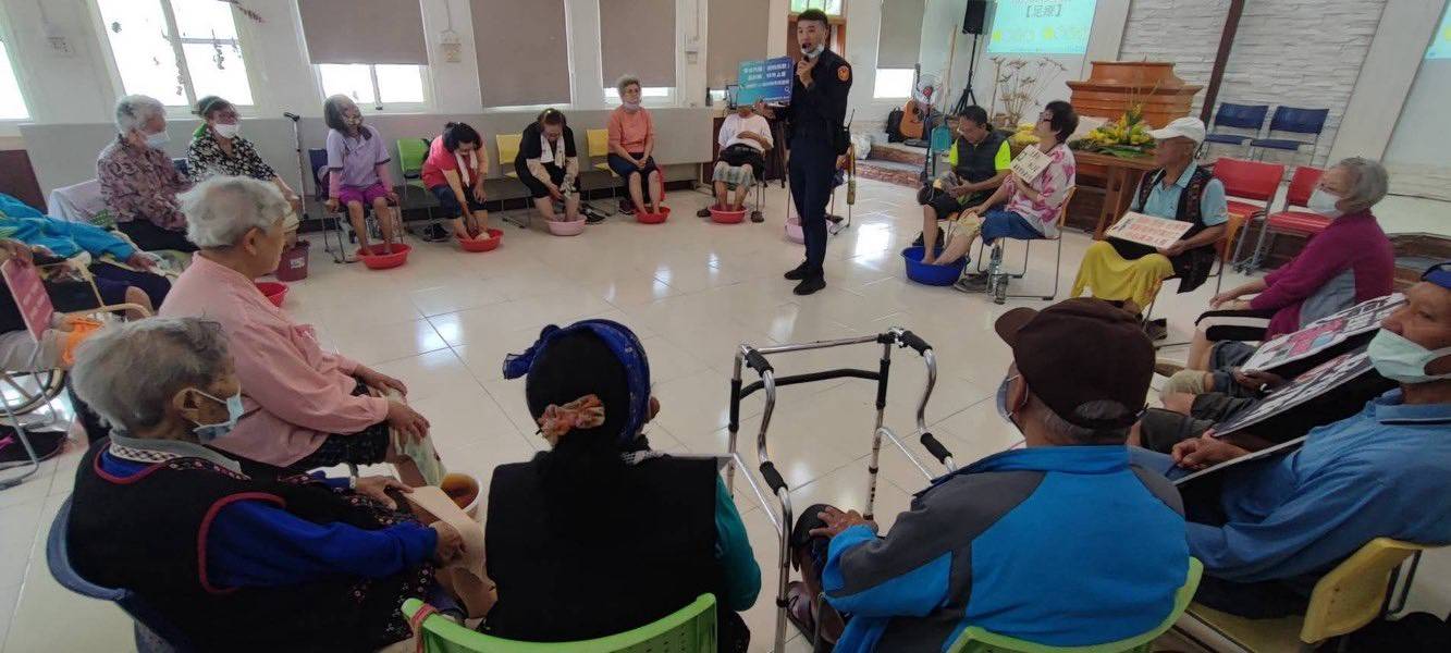 泡腳話家常、宣導不說教　初鹿警察走進教會與長者暖心互動