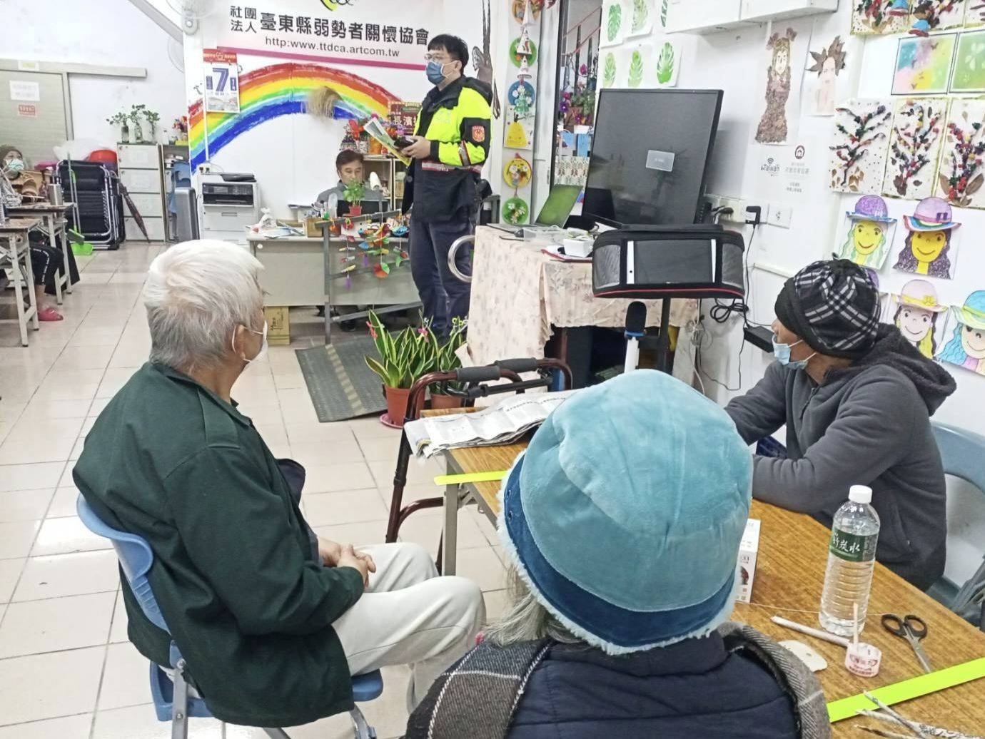 長濱警察深入關懷據點　走進新生活之家宣導長者交通安全