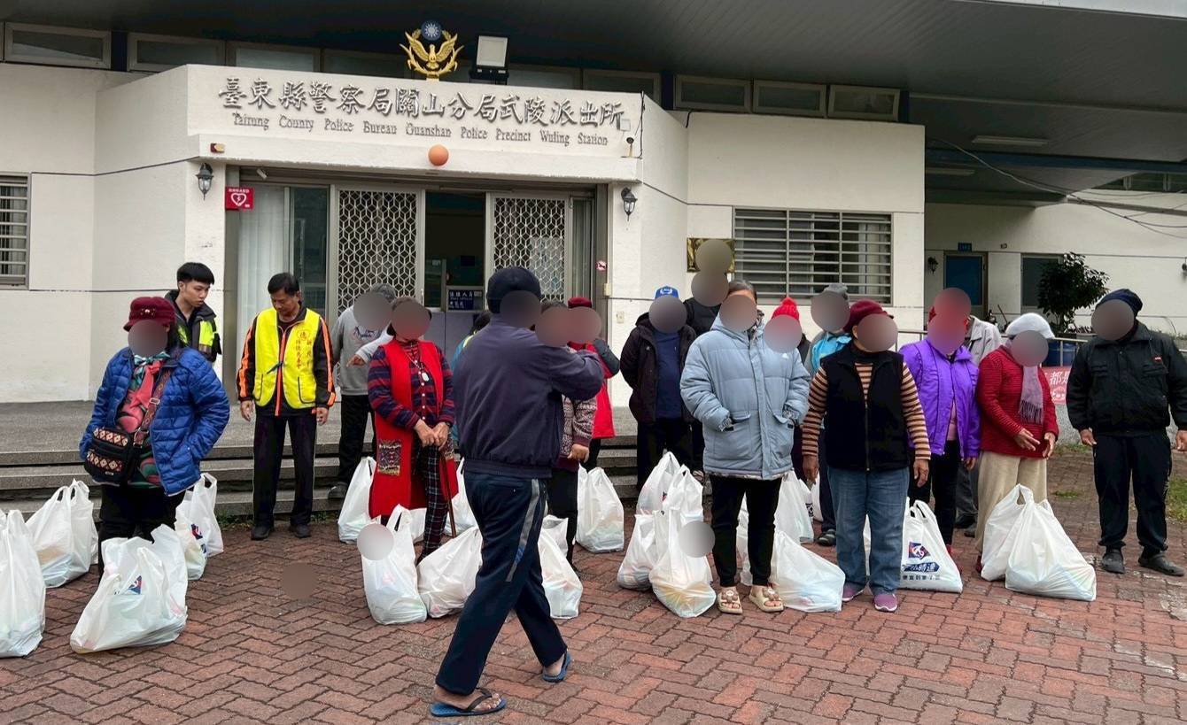 關山警察落實社區警政寒冬送暖　攜手慈善會傳遞無敵暖流