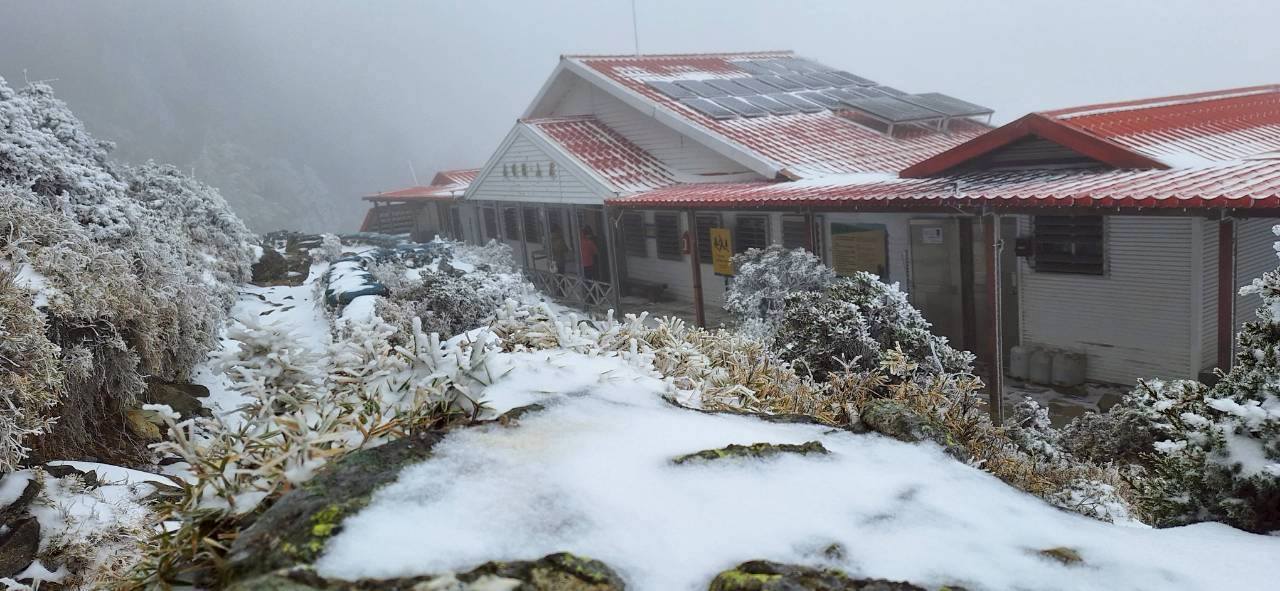 寒流報到嘉明湖步道降雪　山屋周邊積雪2至3公分銀白美景現身