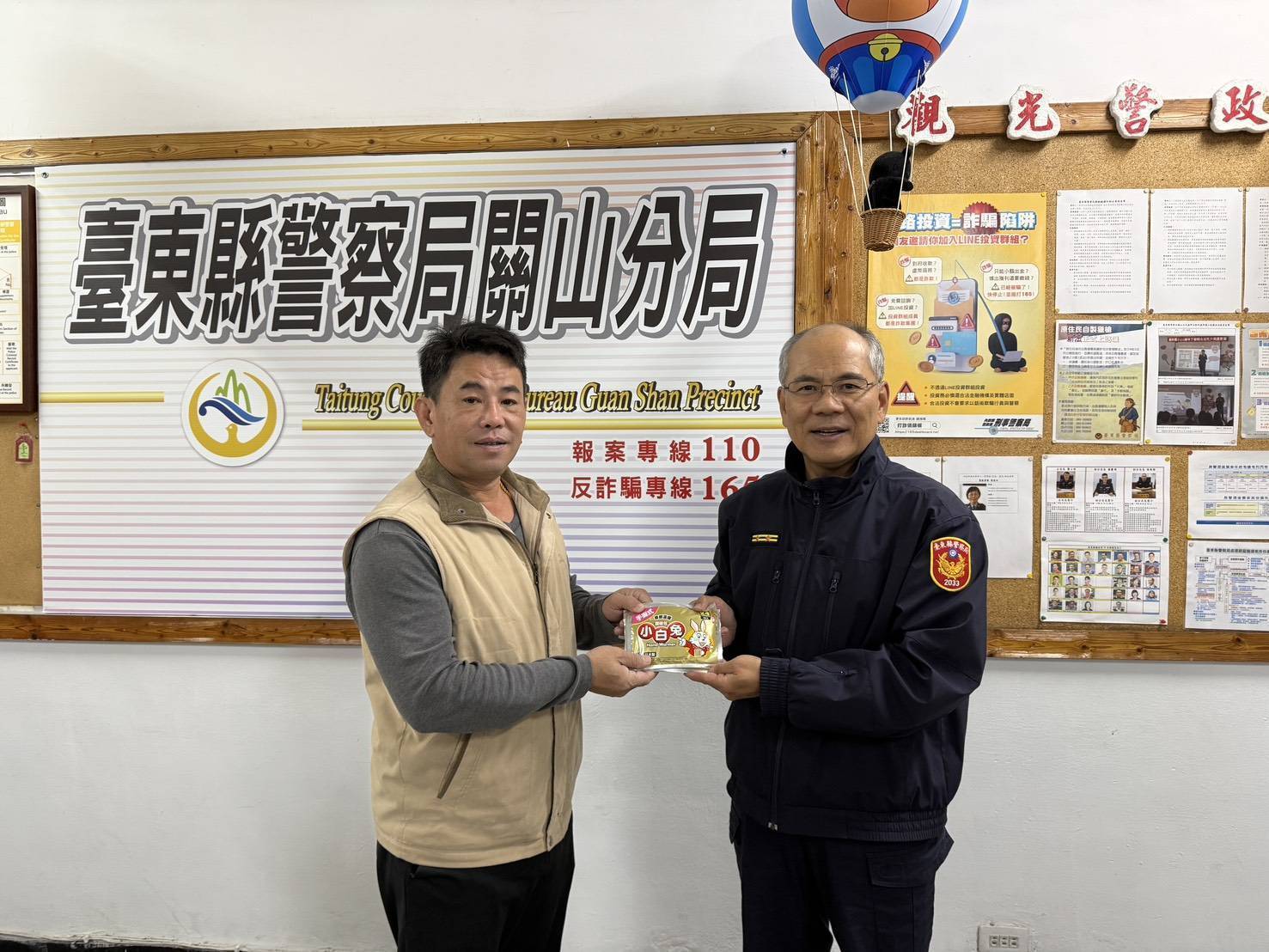 寒流中最暖的力量　果農 大心 贈100包暖暖包挺鹿野警察