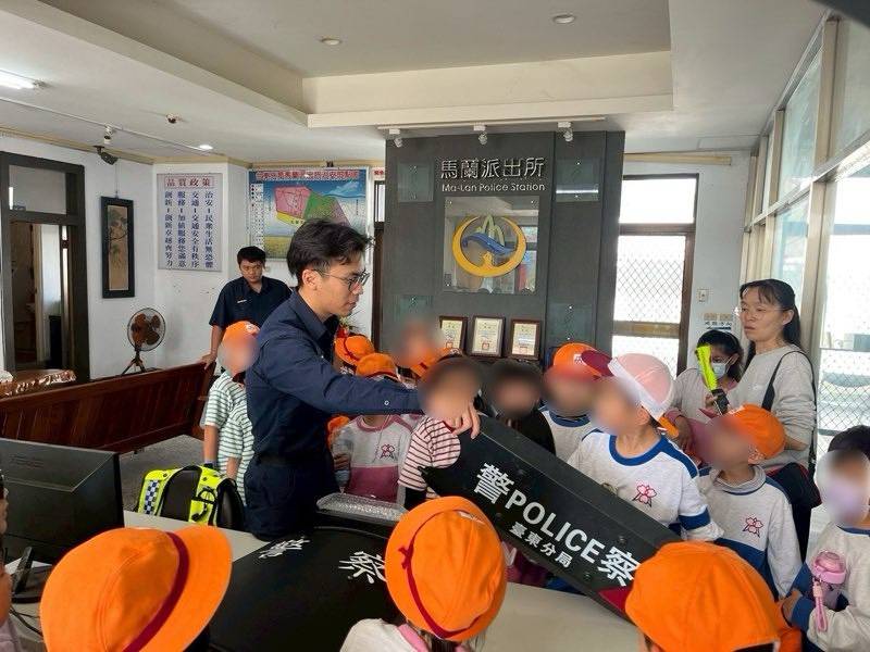 警察日常大體驗！馬蘭國小師生前進派出所，馬蘭警察趣味宣導扎根校安