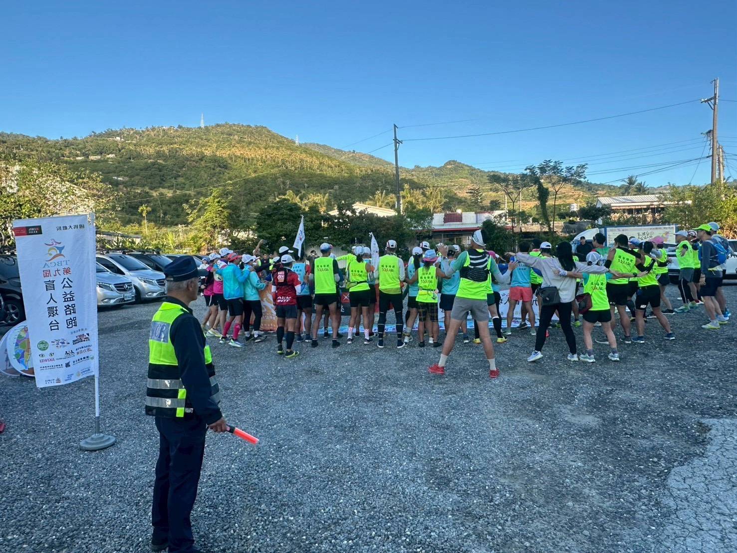 盲人環台公益路跑圓滿落幕，大武警察守護安全並宣導行人用路觀念