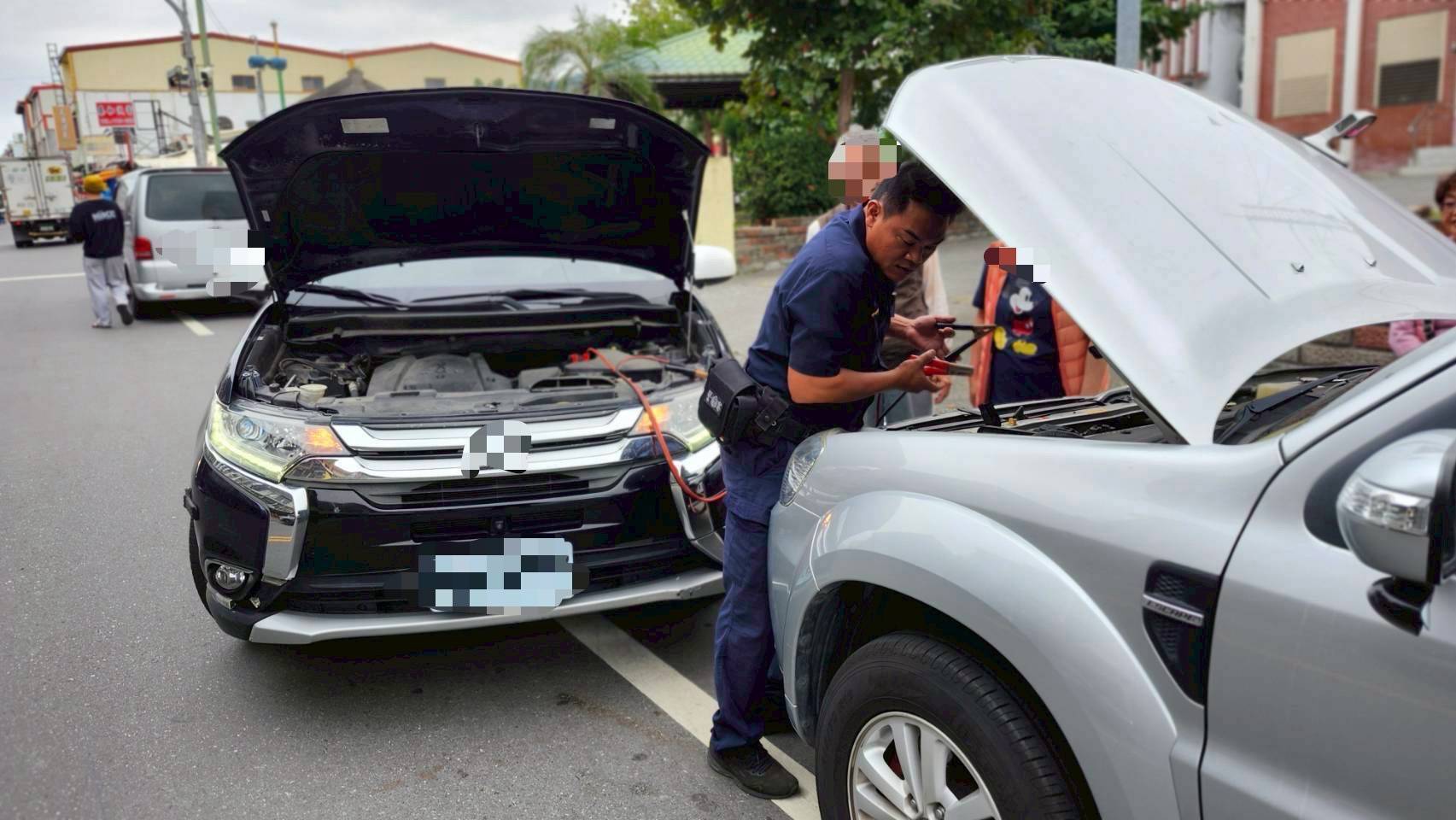 車輛拋錨街頭，太麻里警察熱心協助解困