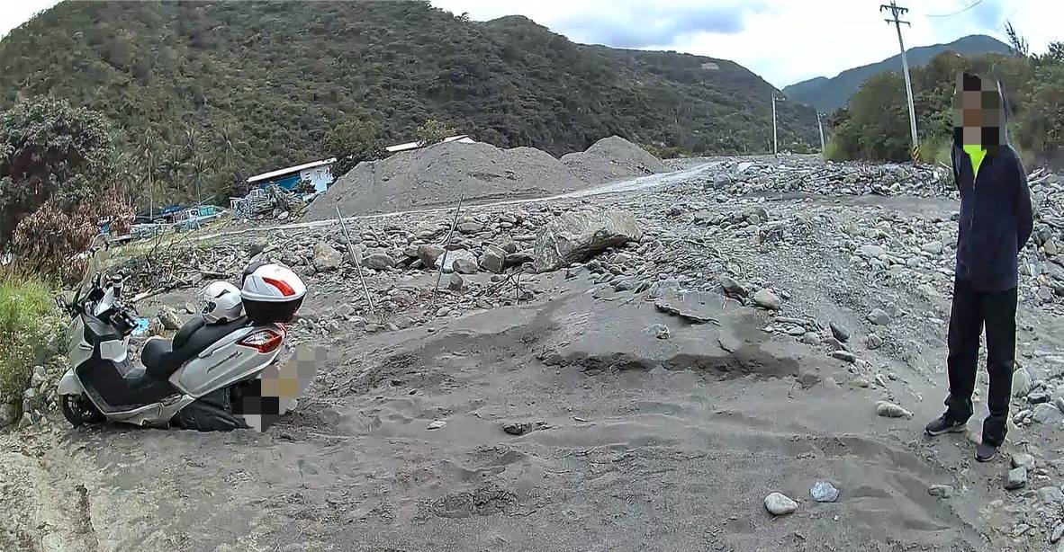 機車誤陷沙地動彈不得，金崙警察合力助民眾脫困