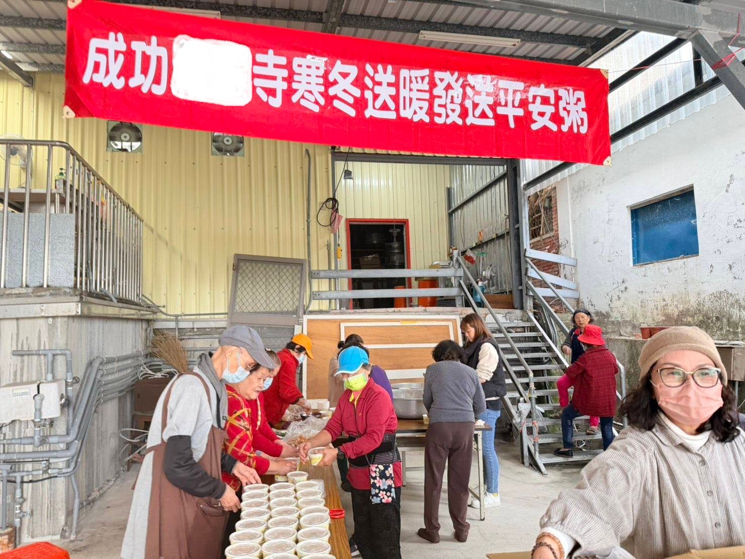 成功鎮佛寺暖送臘八粥　感謝成功警察分局同仁守護地方平安