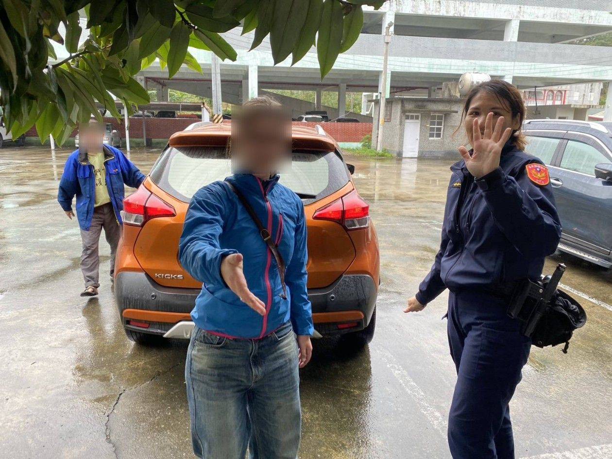 單車環島遇險 警民齊心助荷蘭遊客脫困