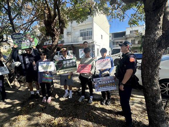 與民同行！南王警察走入社區話家常，守護民眾荷包與交通安全