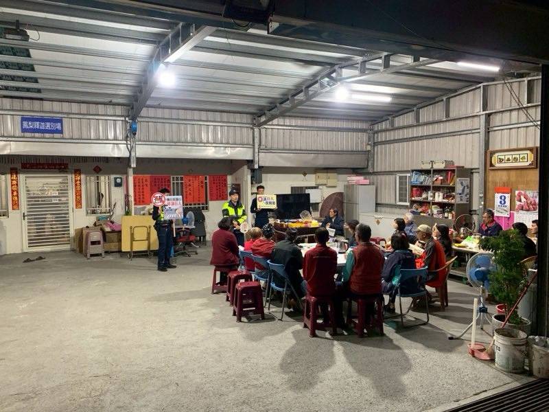 富岡警察貼近農民需求　到釋迦產銷班宣導交通與護果