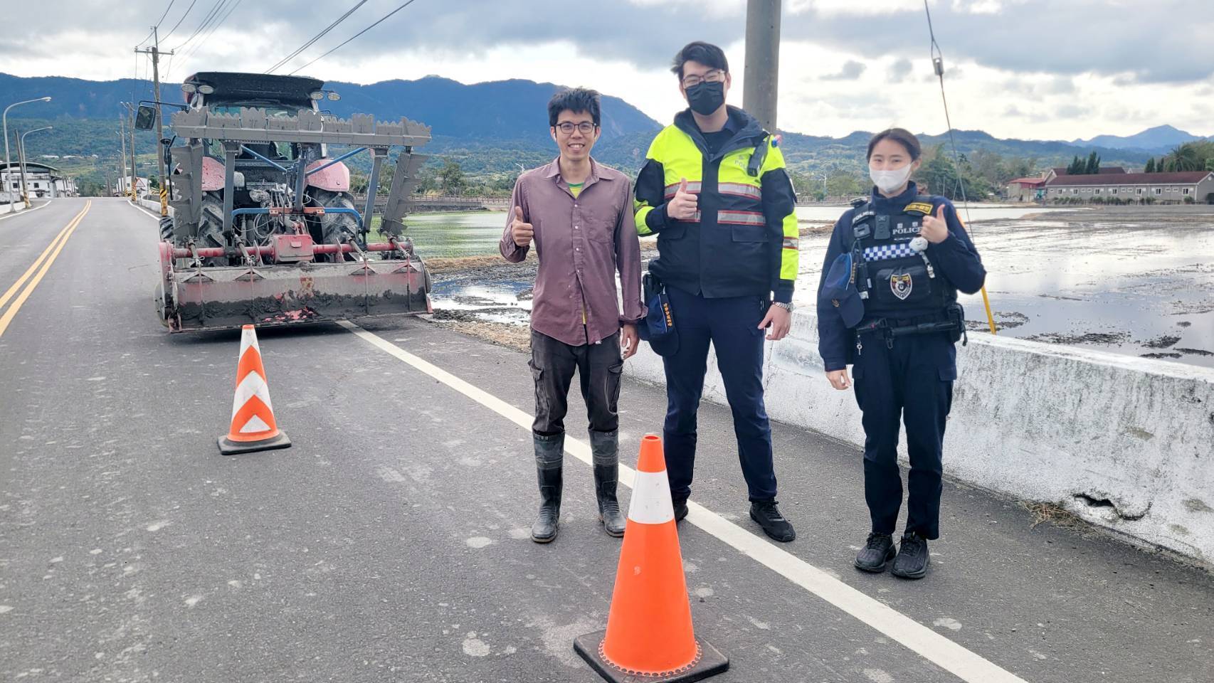 農忙安全不打折！關山警察呼籲 清泥上路 、 出借三角錐 守護鄉道平安