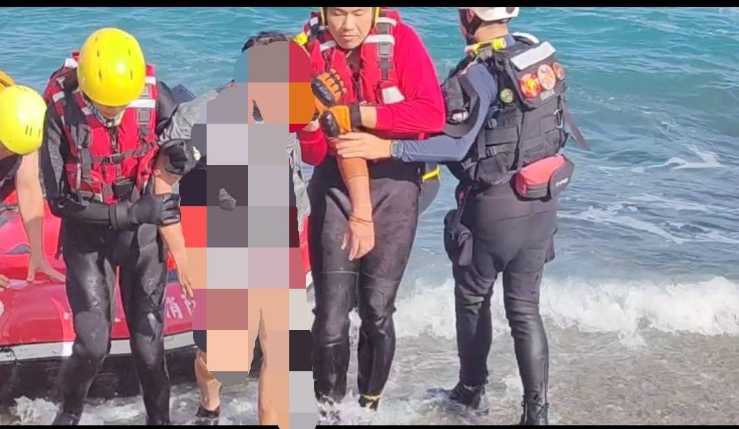 釣客長濱烏石鼻港口落海 消防迅速成功救起