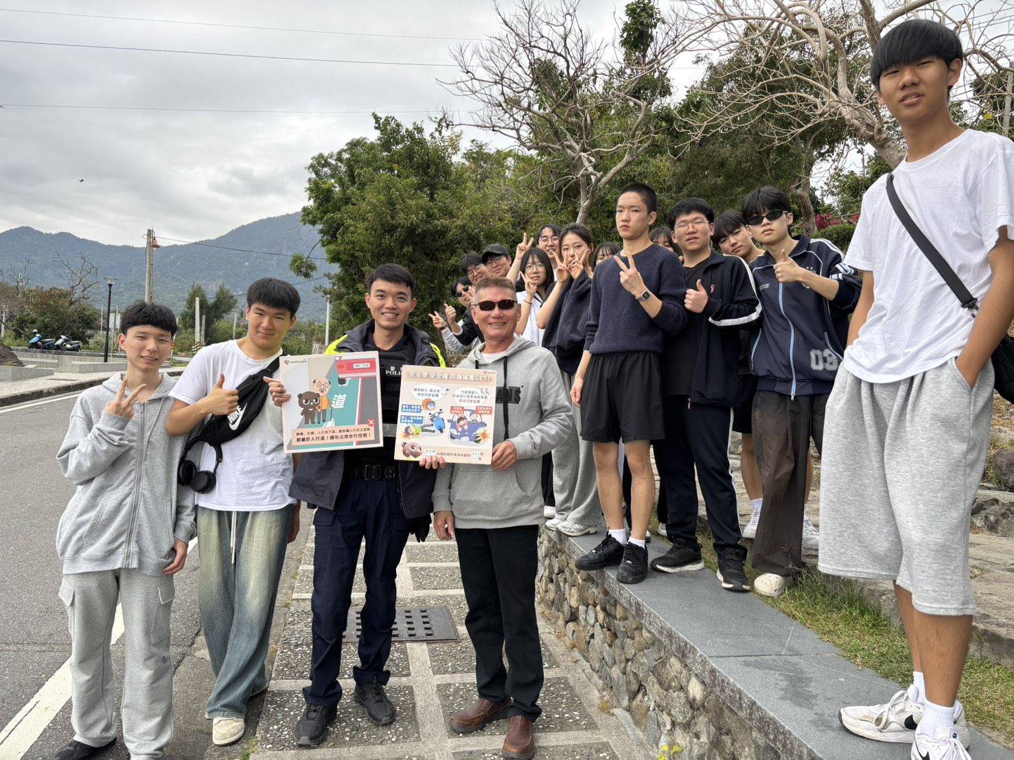 水會往上流，安全要往前走　都蘭警察景點宣導交通平安