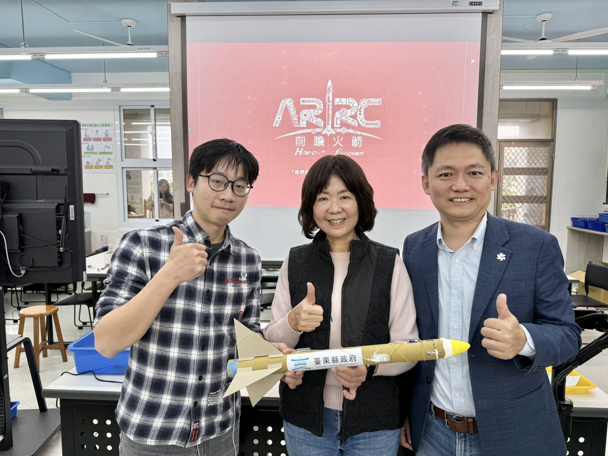 臺東縣首度攜手國家太空中心、ARRC團隊教授「固態硝糖火箭」實作