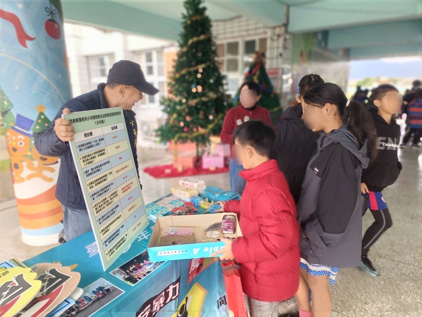 警察局少年警察隊前往豐里國小辦理 除舊布新跳蚤市場義賣活動 設攤反霸凌、反毒宣導