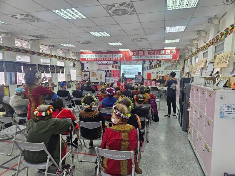 安全觀念送進文健站！利嘉警察深入部落開講 溫馨互動形成長者守護網