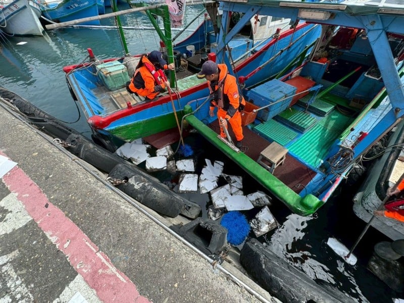 富岡漁港發現海面油污 海巡即時應變