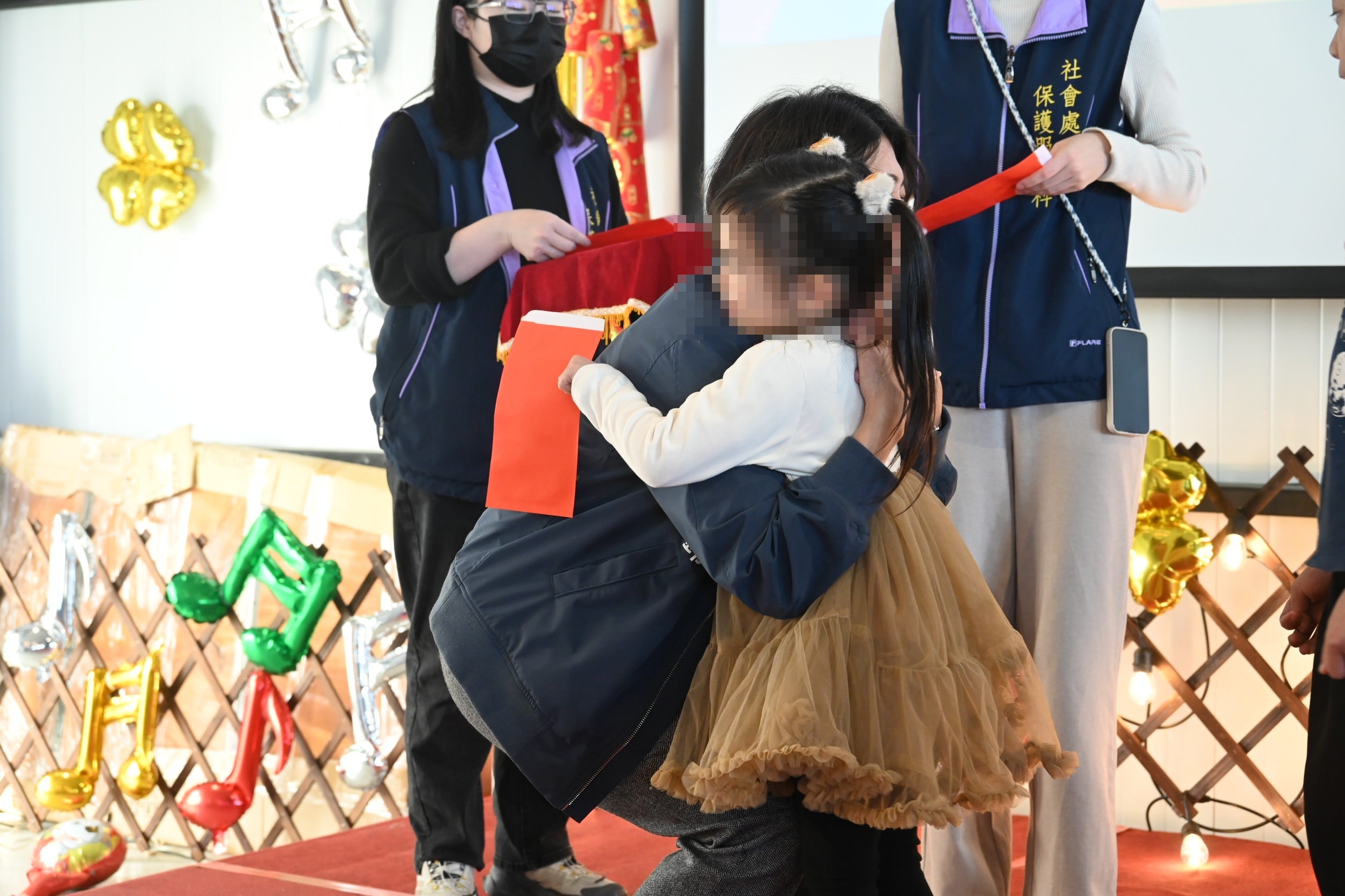  饒慶鈴化身「縣長媽咪」與監護兒少共度歲末派對 ! 「哇馬愛你、童心同樂迎新年」