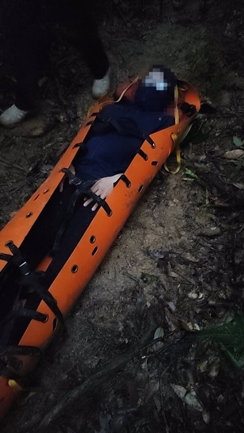 浸水營古道兩山友受傷 警義消大雨中徒步護送送醫