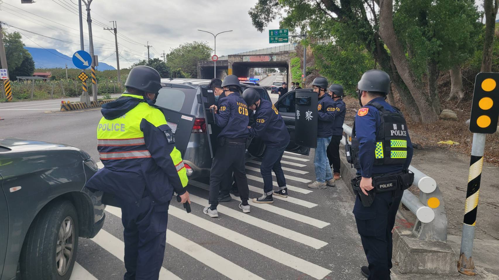 刑事警察大隊與關山警察強化金融機構防護　實施 防搶暨攔截圍捕演練 守護春節財安