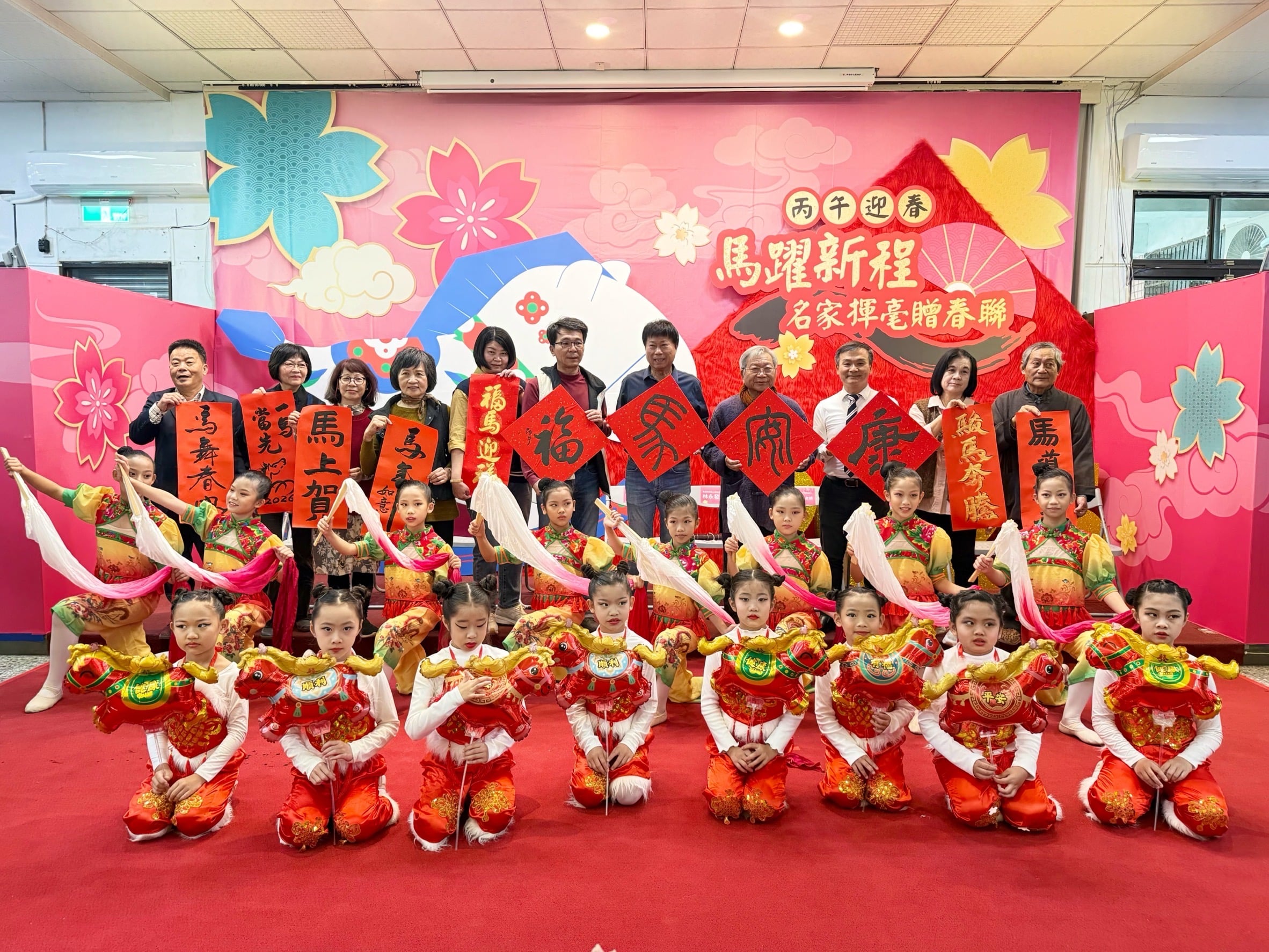 陳銘風市長開筆迎春　臺東市公所名家揮毫贈春聯送祝福