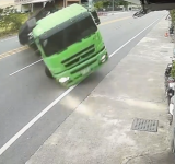 台東市中興路六段清晨拖板車失控衝撞民宅　36歲駕駛當場死亡