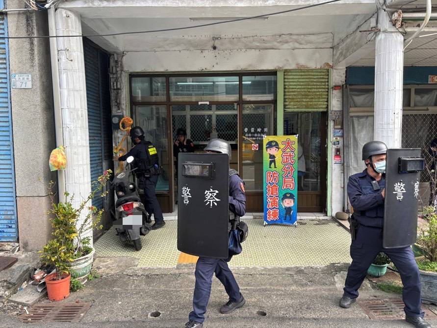 大武警察攔截圍捕演練，強化員警處置應變能力，展現維護治安決心