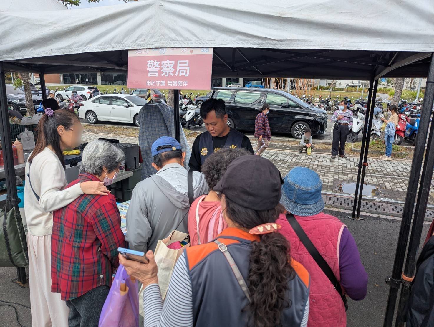 警察局少年警察隊現身 愛你愛妳，歲末送暖 市集，設攤宣導反霸凌、防新興毒品