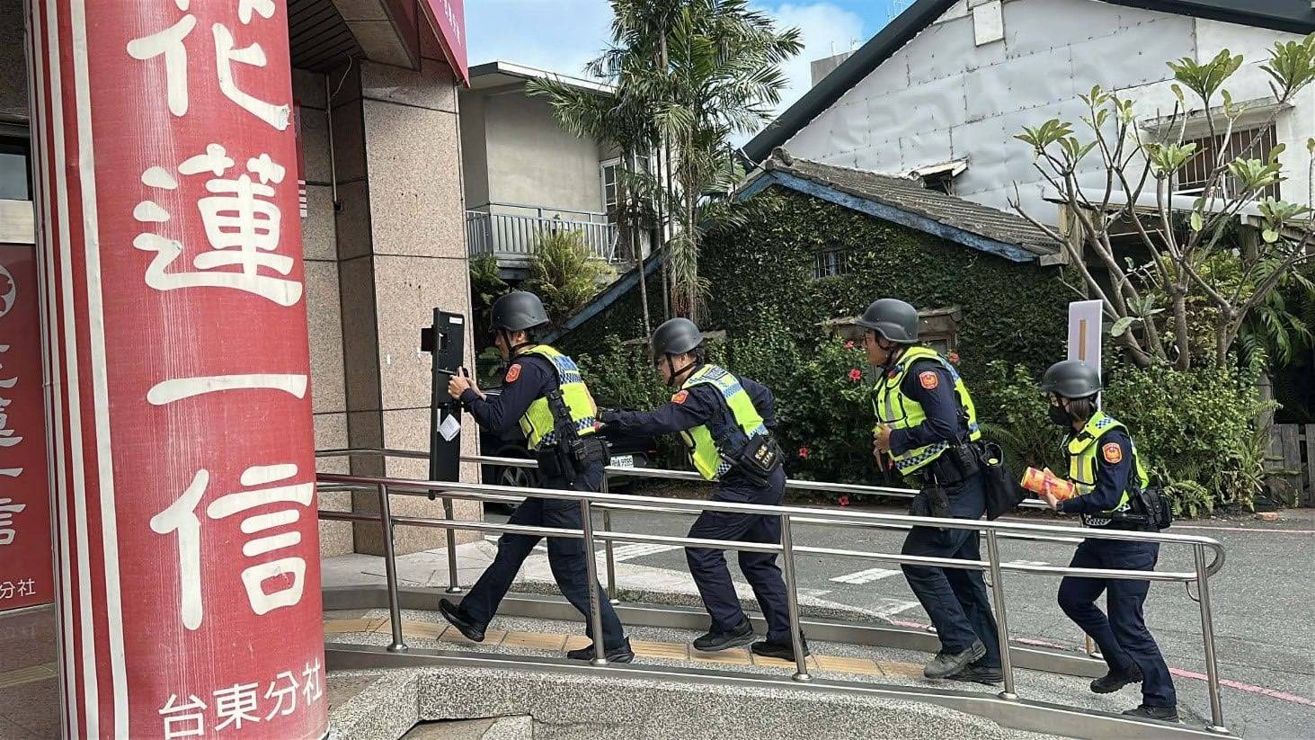 臺東警察分局攜手花蓮一信 防搶演練成功圍捕歹徒 強化緊急應變