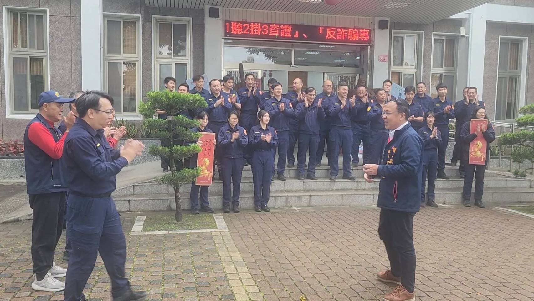 縱谷五鄉鎮長及主席春節前夕慰勉關山警察 齊心守護治安為警察加油打氣