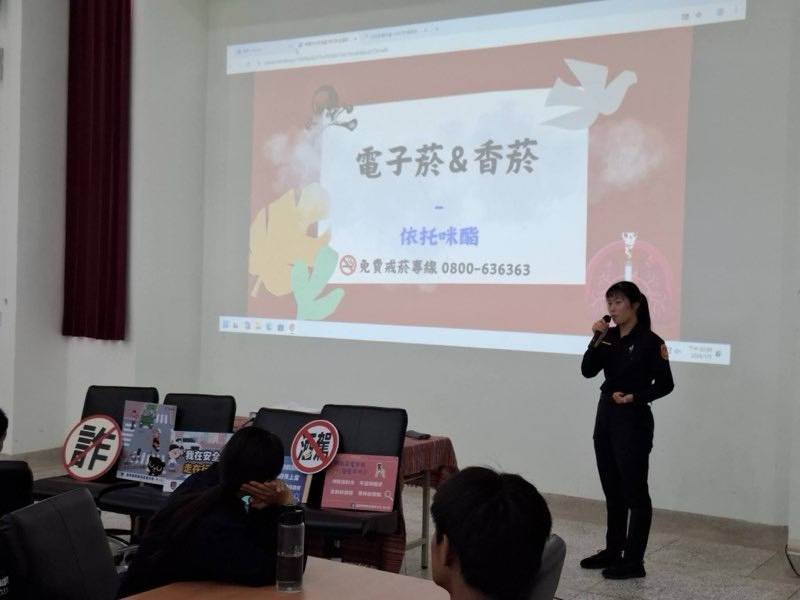 學姐回來了 穿上警服回母校 陪學弟妹一起 防霸凌、反詐騙、拒菸害