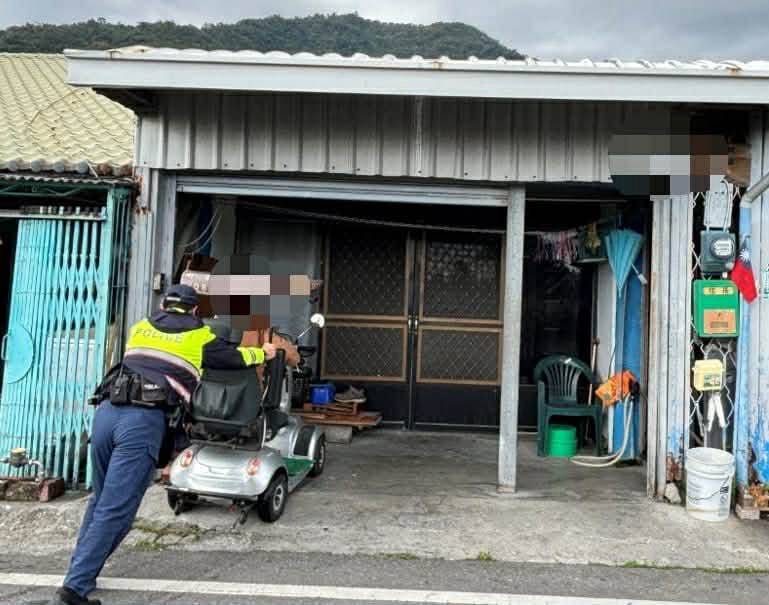 電動輔助車沒電卡路口　利嘉警察暖心推車護送返家