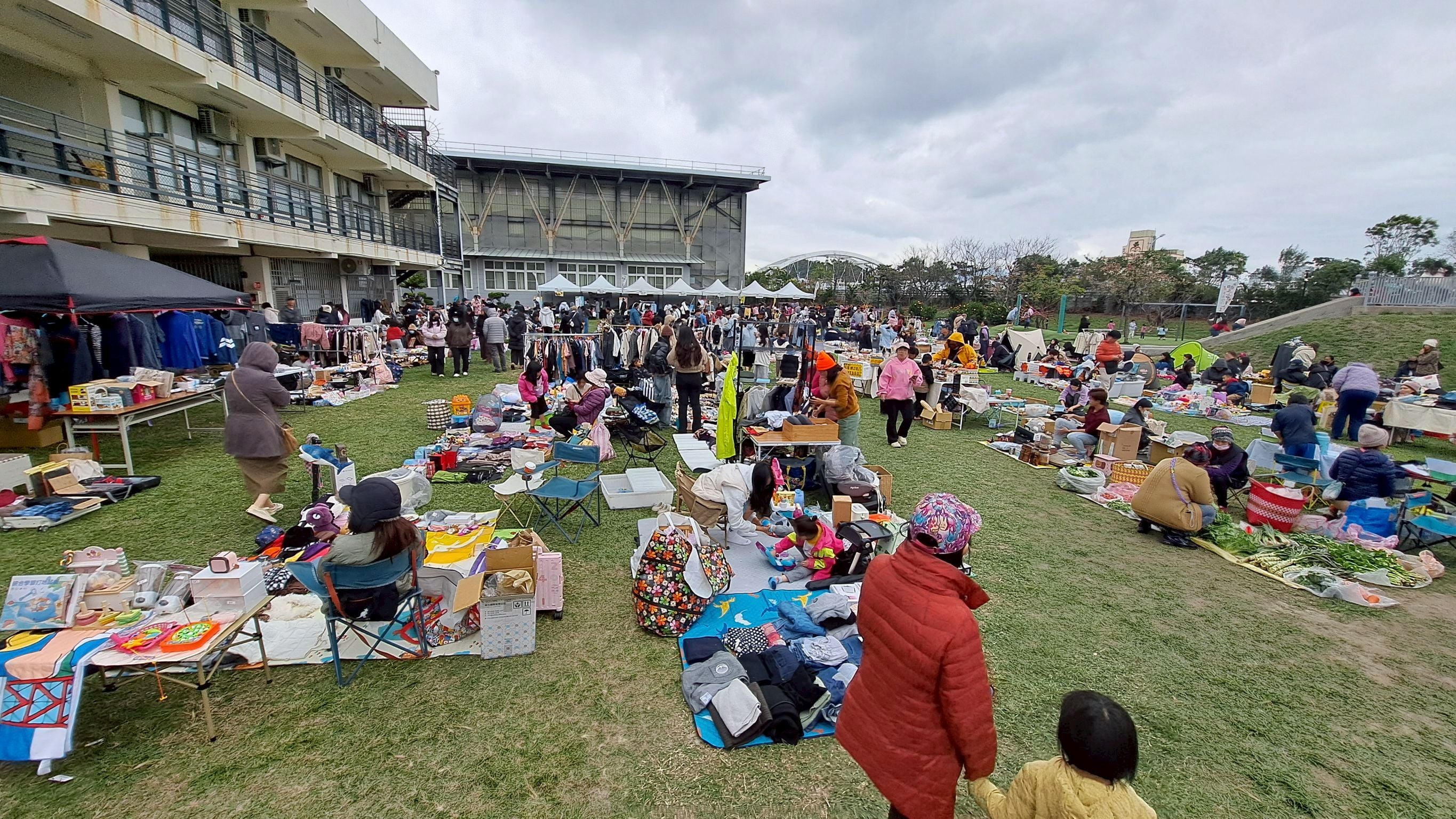 寒風擋不住熱情！台東最大跳蚤市場「豐市集」邁入第10年 二手拍賣與小農文創吸引數千人潮