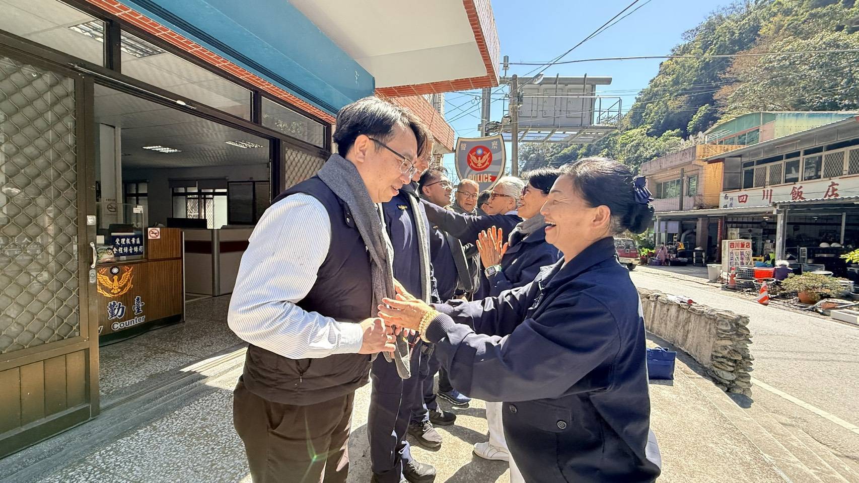 佛教團體赴關山警南橫線送暖，為執勤員警圍上最溫柔的守護