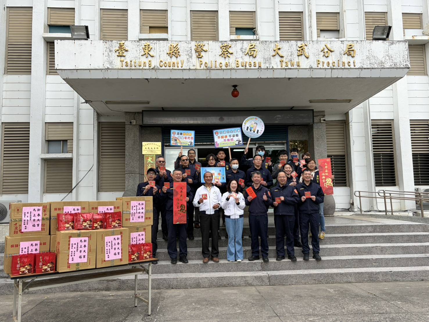 吳秀華議長走春慰問大武警察分局，頒發加菜金感謝一年辛勞