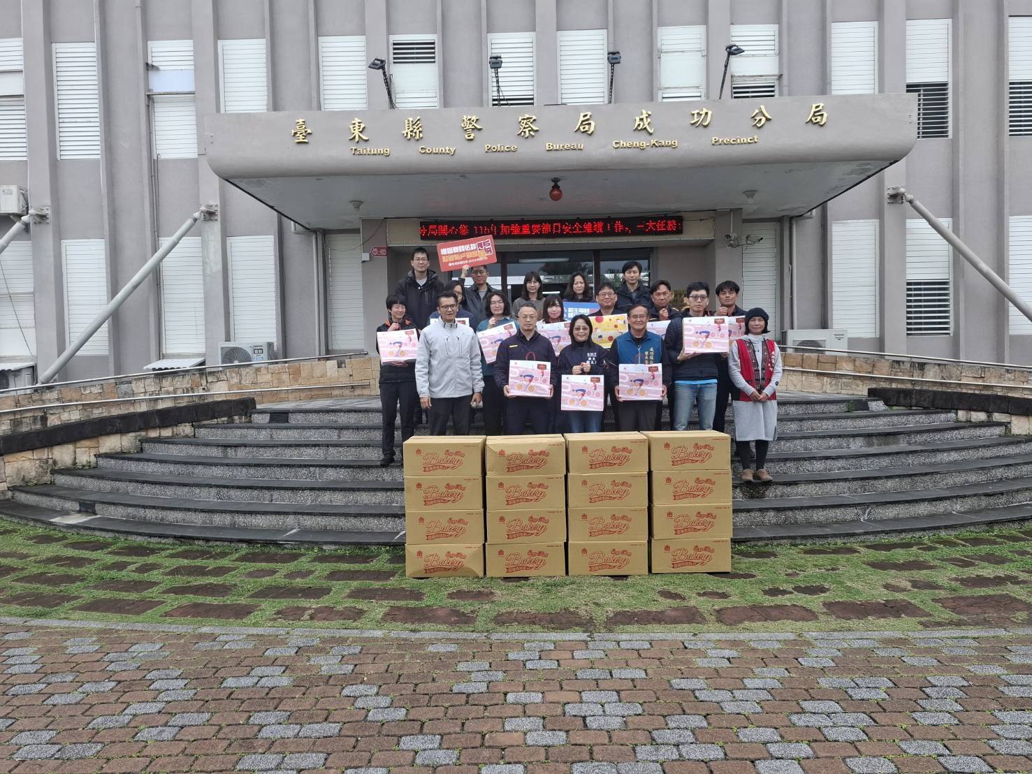 春節守護不打烊！成功鎮長謝淑貞親赴分局慰問 感謝警政辛勞致贈慰問品