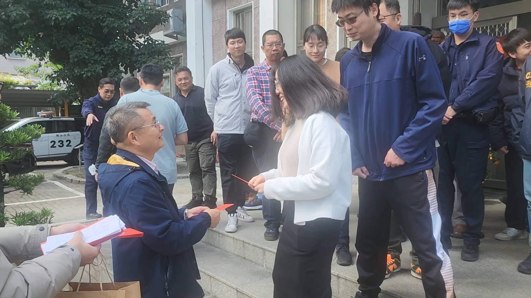 春節守護不打烊！警察局副局長赴關山分局慰勉並致贈局長賀年紅包