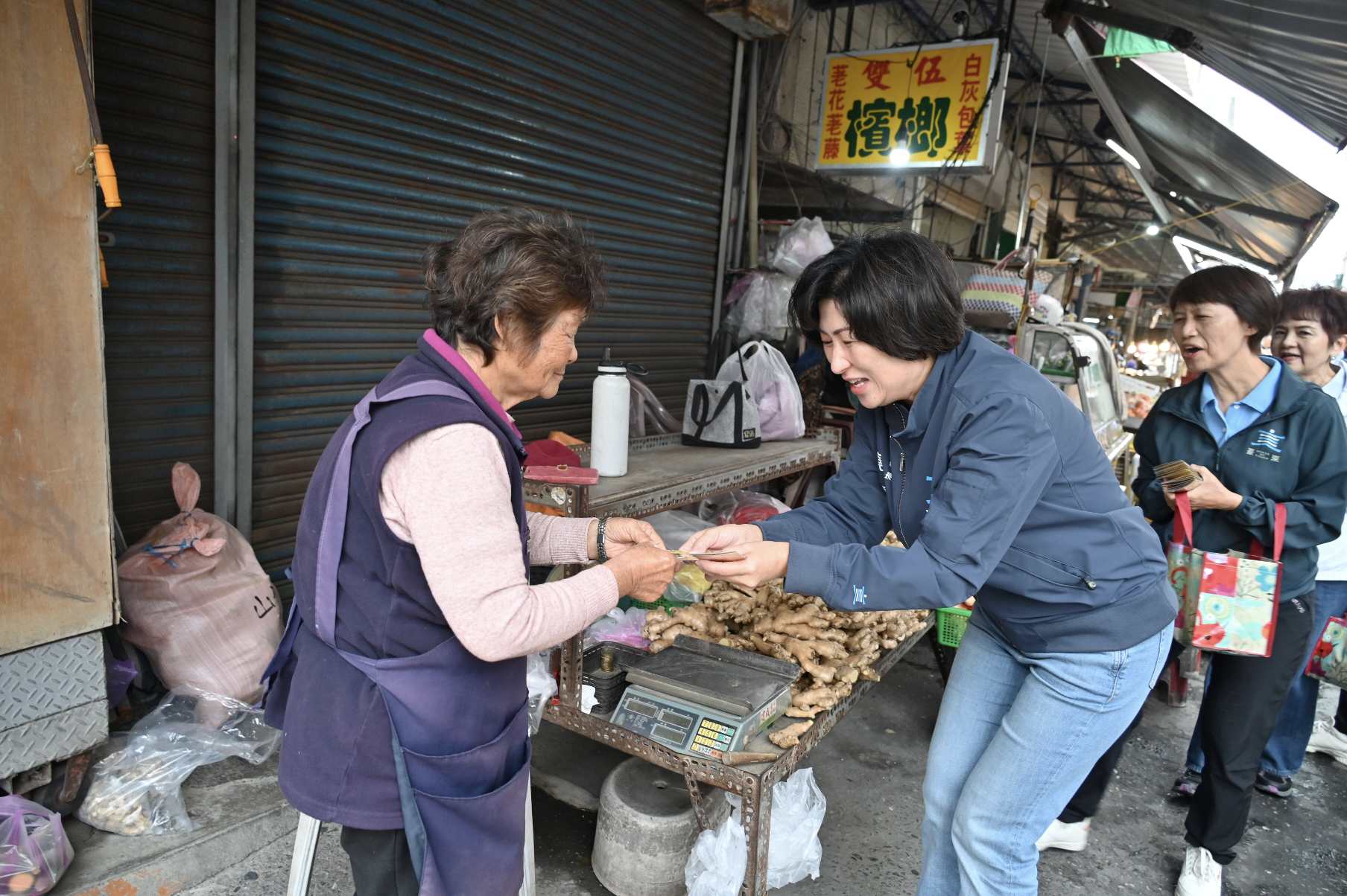 賀新春！臺東縣長饒慶鈴至中央市埸拜年 並感謝縣府同仁辛勞 預祝新年快樂 馬啟新歲