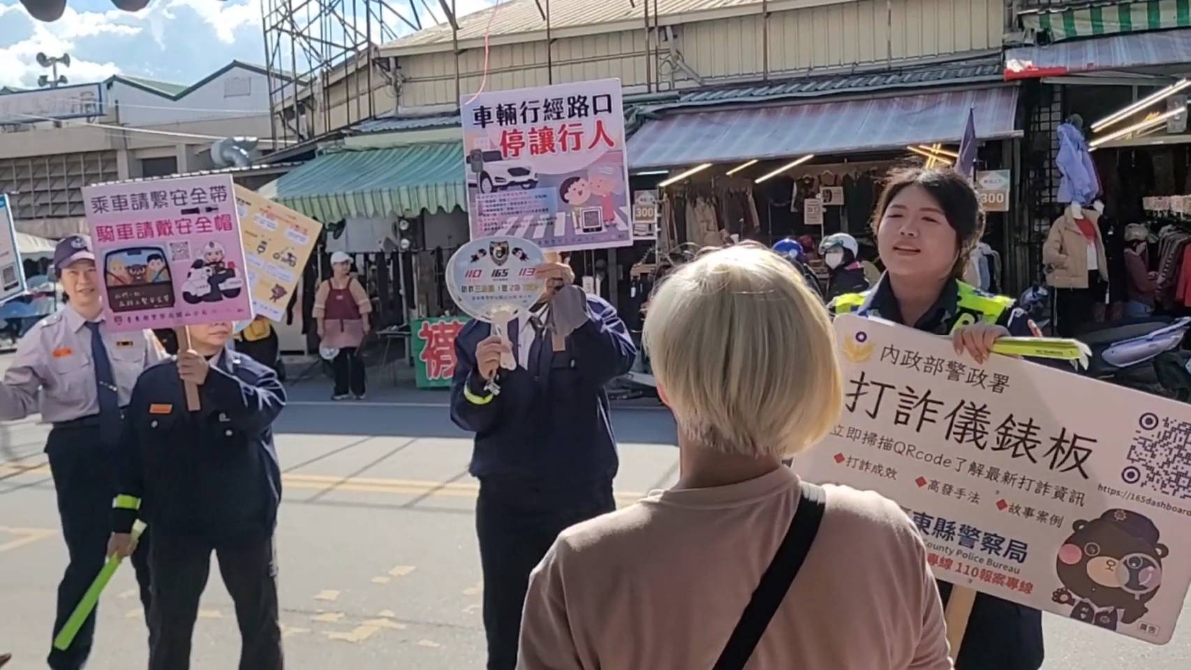 池上 金牌所長 年貨大街送平安 反光拍拍圈迎新春 交安反詐攏總來