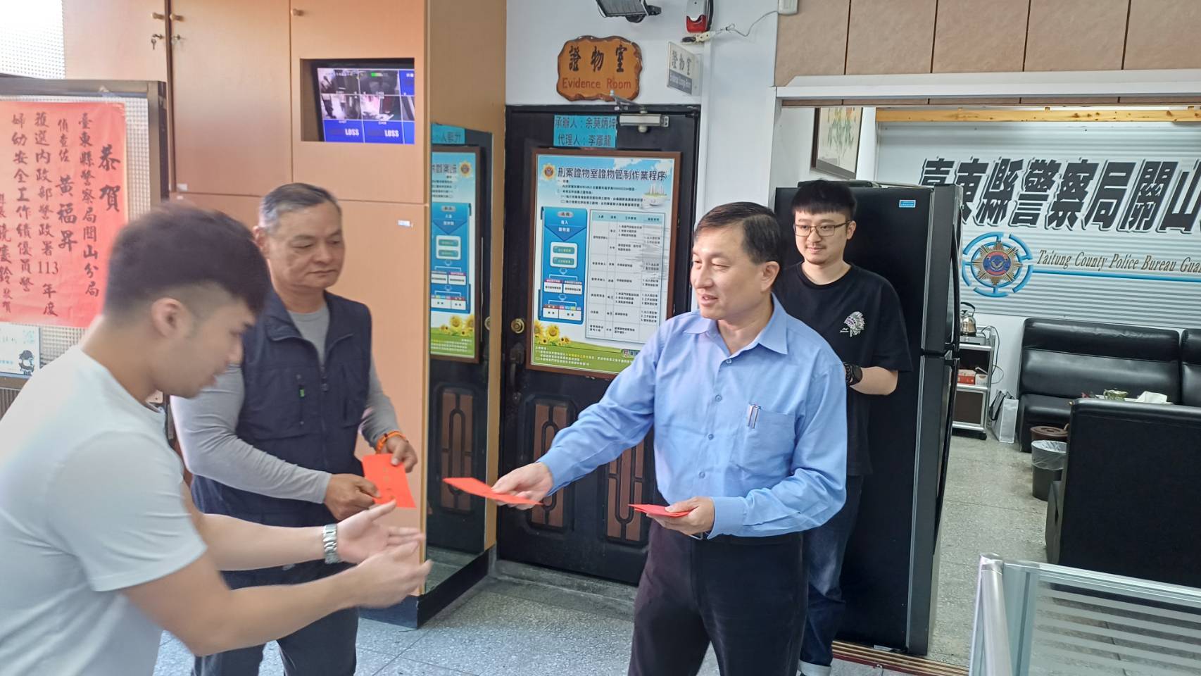 小年夜暖心送祝福！林宏昇局長走訪關山分局發紅包　期勉春節守護鄉親平安